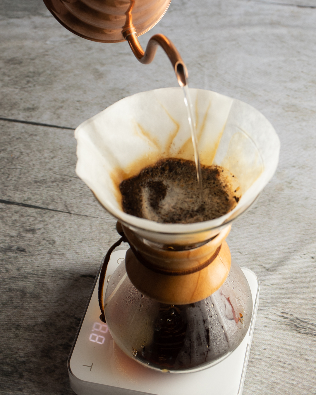 قهوه هدیه با ریختن آب با استفاده از کتری با گردن غاز